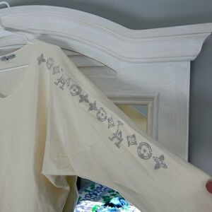 Tempo Paris Ivory Top with Sparkles down each sleeve! Size M/L